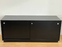 2 verrijdbare houten dossierkasten voorzien van 2 schuifdeuren - afbeelding 1 van  3