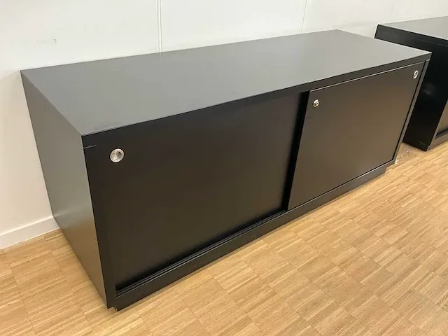 2 verrijdbare houten dossierkasten voorzien van 2 schuifdeuren - afbeelding 2 van  3