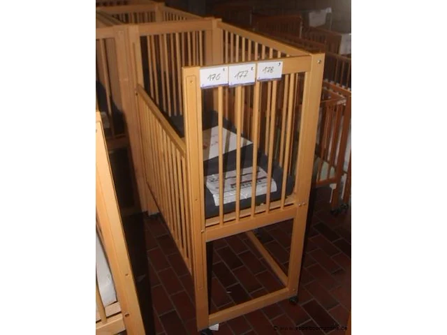 2 verrijdbare houten hoogslapers afm 105x58x137cm - afbeelding 1 van  1