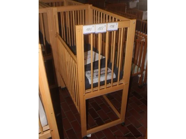 2 verrijdbare houten hoogslapers afm 105x58x137cm - afbeelding 1 van  1