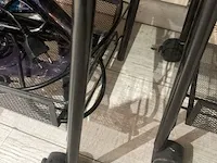 2 verrijdbare karren met inhoud - afbeelding 3 van  11