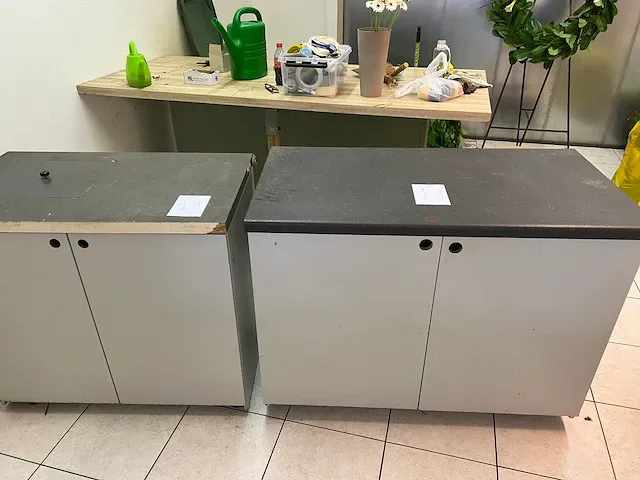 2 verrijdbare werktafels met kast - afbeelding 1 van  6