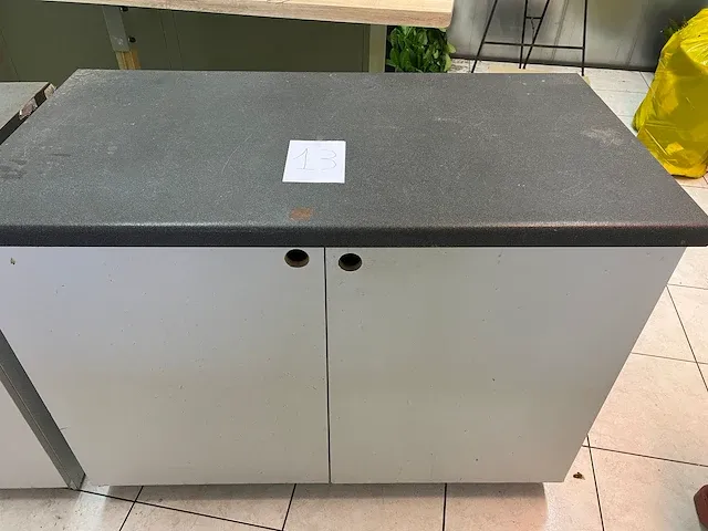 2 verrijdbare werktafels met kast - afbeelding 2 van  6