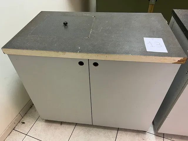 2 verrijdbare werktafels met kast - afbeelding 3 van  6