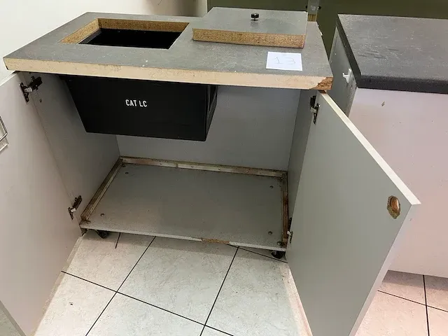 2 verrijdbare werktafels met kast - afbeelding 5 van  6