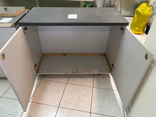 2 verrijdbare werktafels met kast - afbeelding 6 van  6