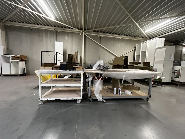 2 verrijdbare werktafels met leggers - afbeelding 1 van  7
