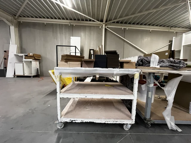 2 verrijdbare werktafels met leggers - afbeelding 2 van  7