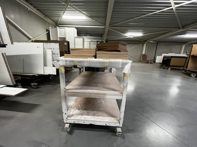 2 verrijdbare werktafels met leggers - afbeelding 3 van  7