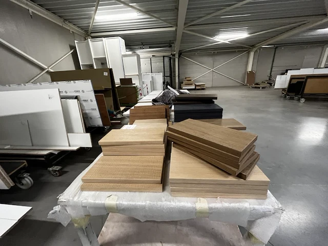 2 verrijdbare werktafels met leggers - afbeelding 4 van  7