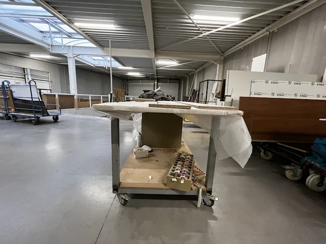 2 verrijdbare werktafels met leggers - afbeelding 6 van  7