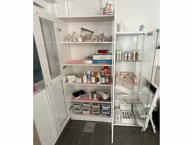 2 vitrinekasten incl producten lichaamsverzorging - afbeelding 1 van  9