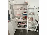 2 vitrinekasten incl producten lichaamsverzorging - afbeelding 1 van  9