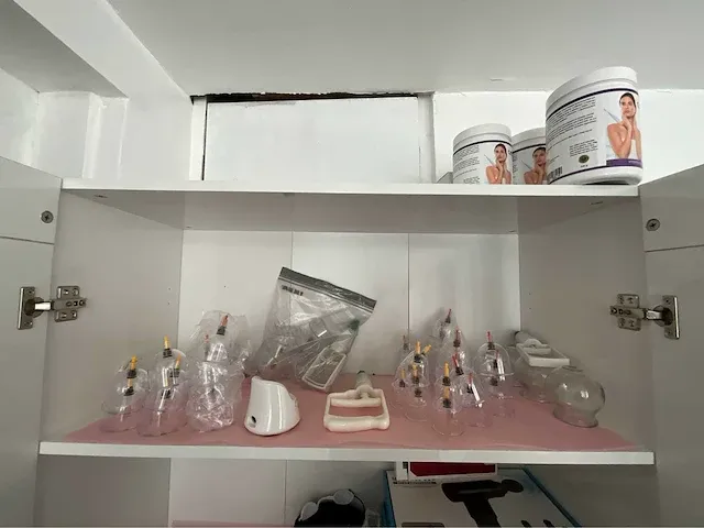 2 vitrinekasten incl producten lichaamsverzorging - afbeelding 2 van  9