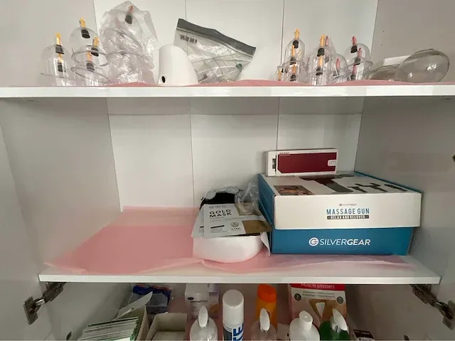 2 vitrinekasten incl producten lichaamsverzorging - afbeelding 3 van  9