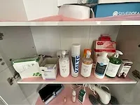 2 vitrinekasten incl producten lichaamsverzorging - afbeelding 4 van  9