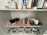2 vitrinekasten incl producten lichaamsverzorging - afbeelding 5 van  9