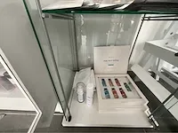 2 vitrinekasten incl producten lichaamsverzorging - afbeelding 6 van  9