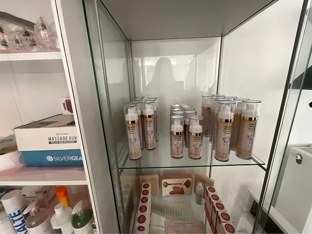 2 vitrinekasten incl producten lichaamsverzorging - afbeelding 7 van  9