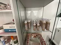 2 vitrinekasten incl producten lichaamsverzorging - afbeelding 7 van  9