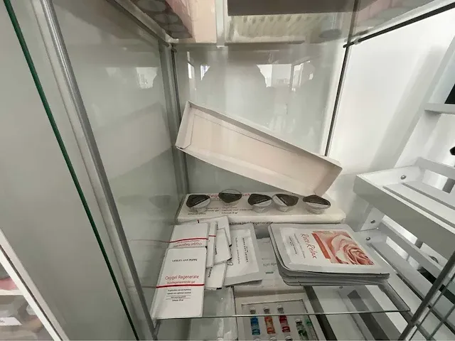 2 vitrinekasten incl producten lichaamsverzorging - afbeelding 9 van  9