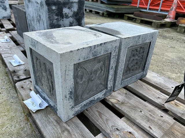 2 voetstukken - afbeelding 1 van  3