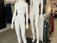 2 vrouwelijke paspoppen - afbeelding 1 van  3