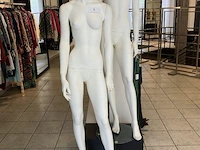 2 vrouwelijke paspoppen - afbeelding 2 van  3