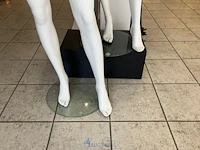 2 vrouwelijke paspoppen - afbeelding 3 van  3