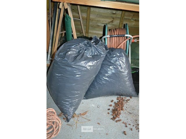 2 vuilniszakken boomschors - afbeelding 1 van  3