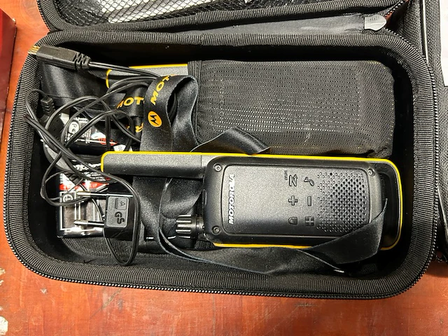 2 walkietalkies motorola - afbeelding 1 van  6