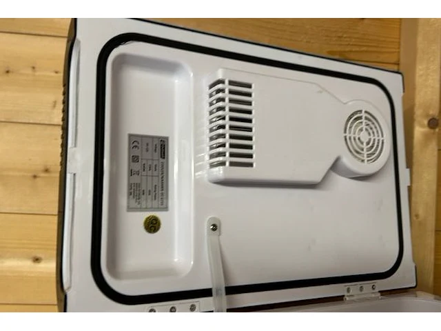 2 warm/koelboxen outwell, met voedingskabel - afbeelding 5 van  6