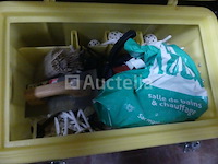 2 waterdichte koffers met inhoud - afbeelding 1 van  5