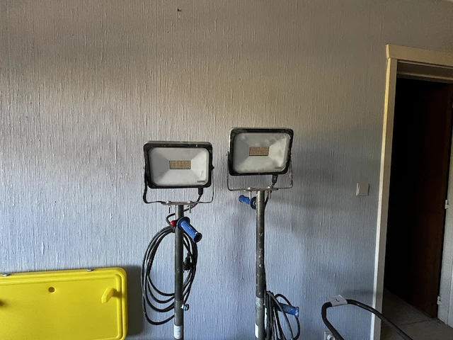 2 werflampen lumx op statief - afbeelding 1 van  4