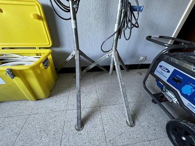 2 werflampen lumx op statief - afbeelding 2 van  4