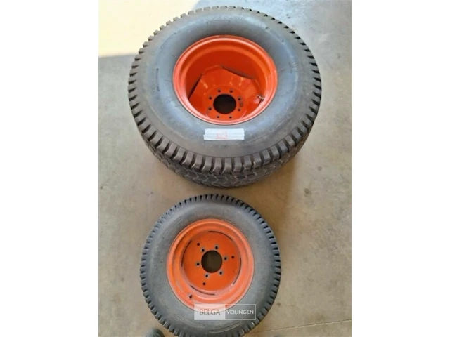 2 wielen van verschillende grootte van kubota - afbeelding 1 van  7
