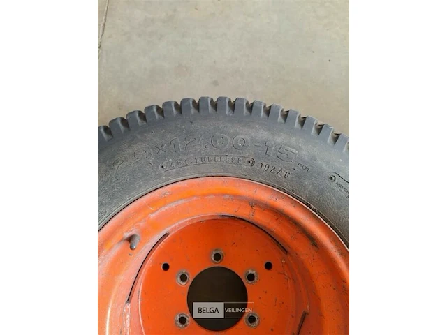 2 wielen van verschillende grootte van kubota - afbeelding 2 van  7