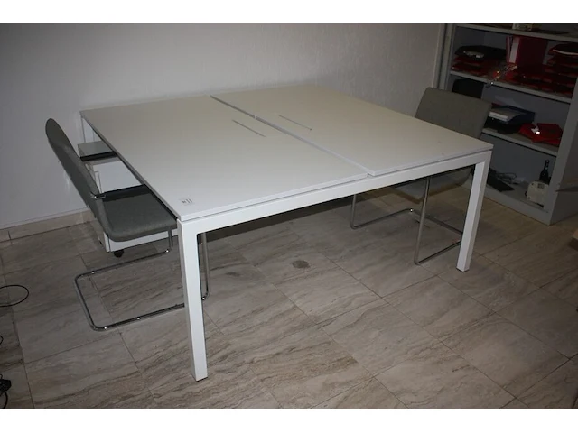 2 wit metalen rol ladeblokken, office bench 2 personen 160x162 cm, 2 grijze vergader stoelen met stoffen zit (54,56,59) - afbeelding 1 van  5