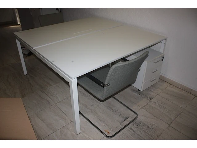 2 wit metalen rol ladeblokken, office bench 2 personen 160x162 cm, 2 grijze vergader stoelen met stoffen zit (54,56,59) - afbeelding 2 van  5