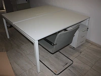 2 wit metalen rol ladeblokken, office bench 2 personen 160x162 cm, 2 grijze vergader stoelen met stoffen zit (54,56,59) - afbeelding 2 van  5