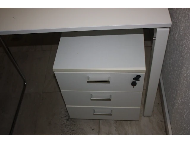 2 wit metalen rol ladeblokken, office bench 2 personen 160x162 cm, 2 grijze vergader stoelen met stoffen zit (54,56,59) - afbeelding 3 van  5