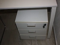 2 wit metalen rol ladeblokken, office bench 2 personen 160x162 cm, 2 grijze vergader stoelen met stoffen zit (54,56,59) - afbeelding 3 van  5
