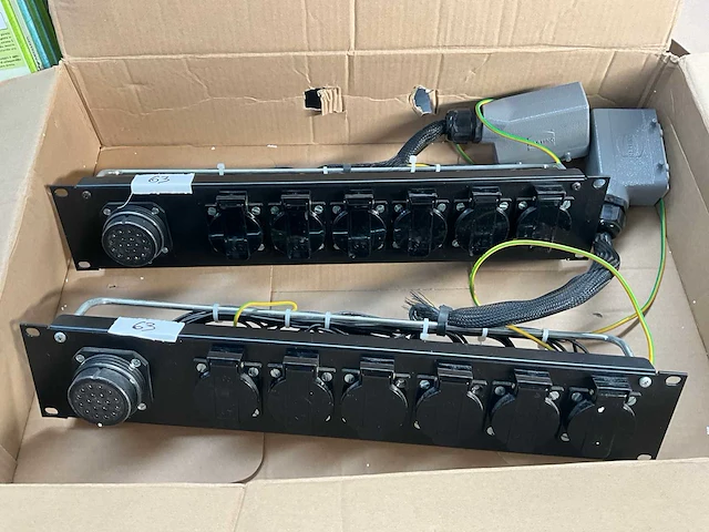 2 x 19" patch harting 19p - 6 x shuko + soca - afbeelding 1 van  2