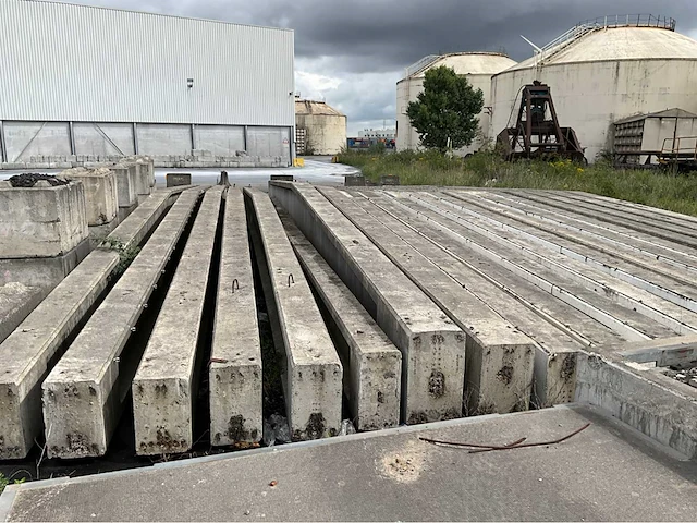 2 x betonnen dwarsbalken 17m - afbeelding 1 van  1