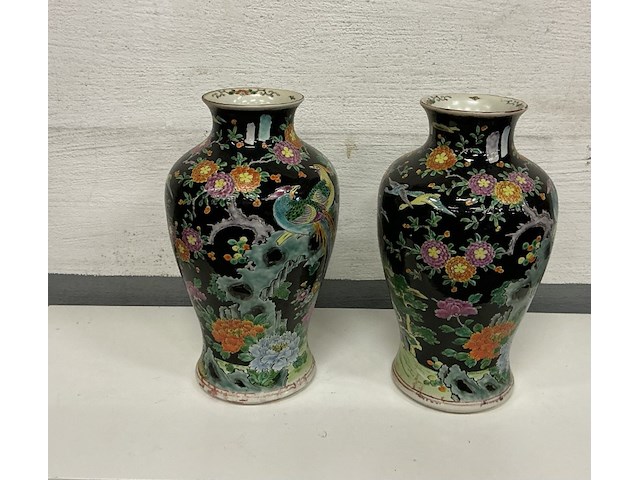2 x chinees porseleine vazen, zwart glazuur met bloemen en vogels - afbeelding 1 van  3