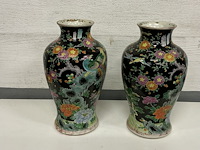 2 x chinees porseleine vazen, zwart glazuur met bloemen en vogels