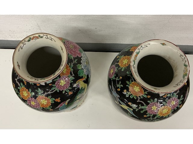 2 x chinees porseleine vazen, zwart glazuur met bloemen en vogels - afbeelding 2 van  3