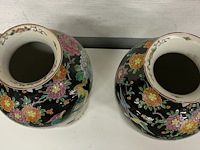 2 x chinees porseleine vazen, zwart glazuur met bloemen en vogels - afbeelding 2 van  3