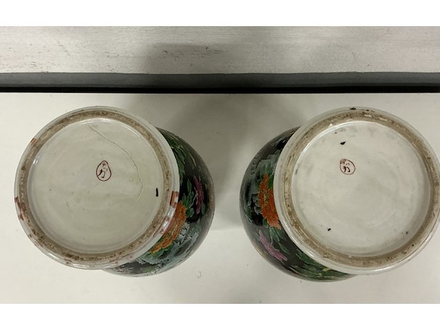 2 x chinees porseleine vazen, zwart glazuur met bloemen en vogels - afbeelding 3 van  3