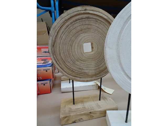 2 x decoratief houten wiel op voet dia 32 x h46cm - afbeelding 2 van  4